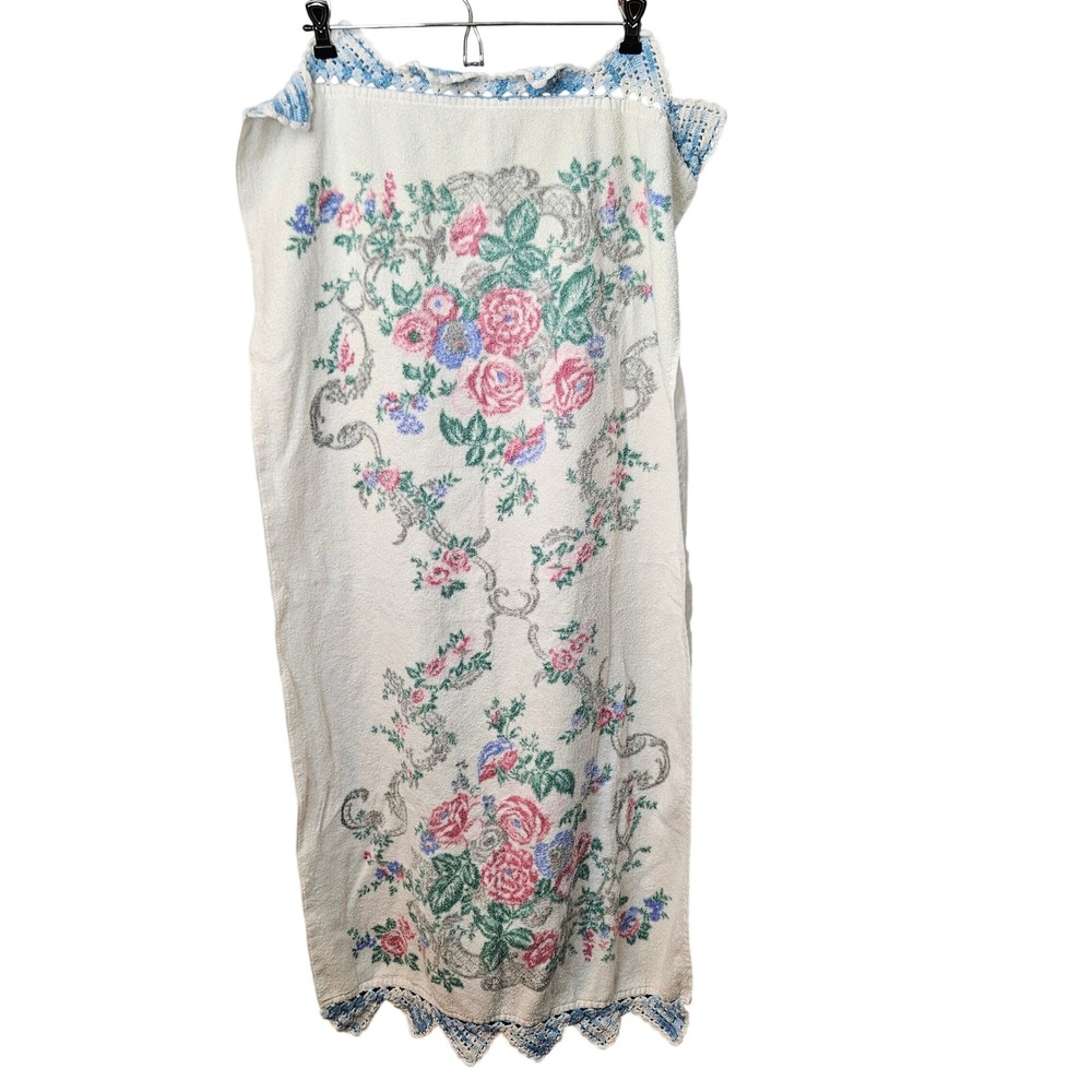 Vtg Floral Rose Bath Towel Blue White Crocheted Lace‎ Trim Shabby Chic 21"